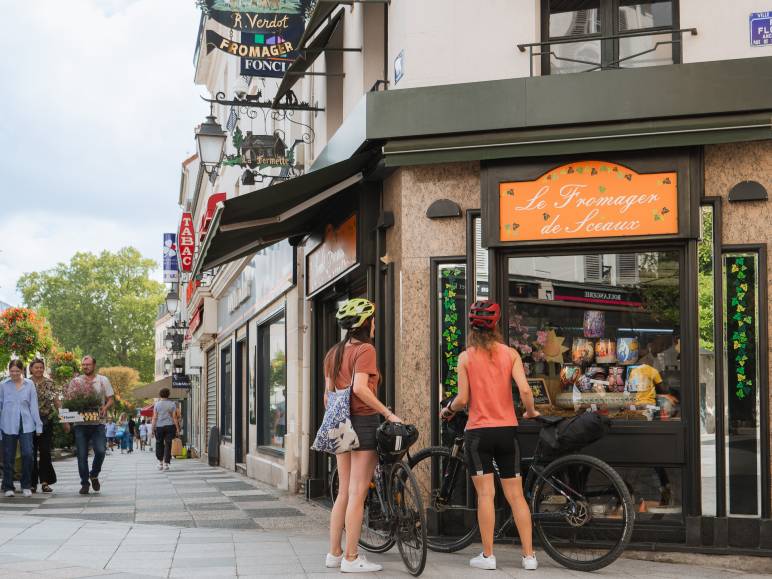 Cyclistes se ravitaillant dans une fromagerie de la rue Houdan à Sceaux