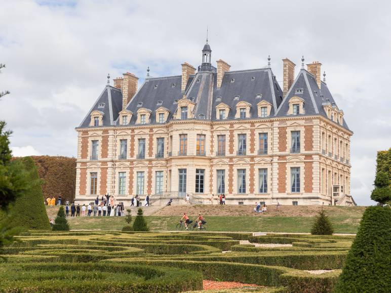 Château de Sceaux avec parterres taillés au premier plan