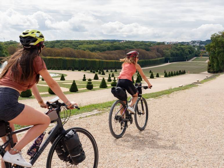 Deux femmes roulent sur leur vélo sur une allée du Domaine départemental de Sceaux