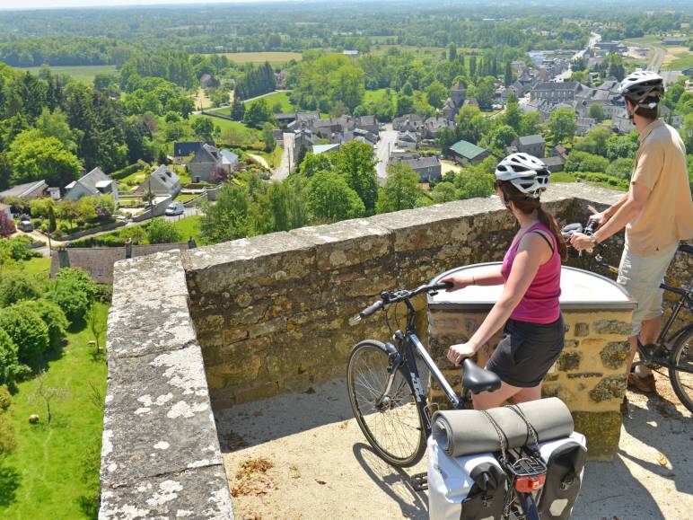 Cyclistes regardant au loin depuis les remparts de Domfront